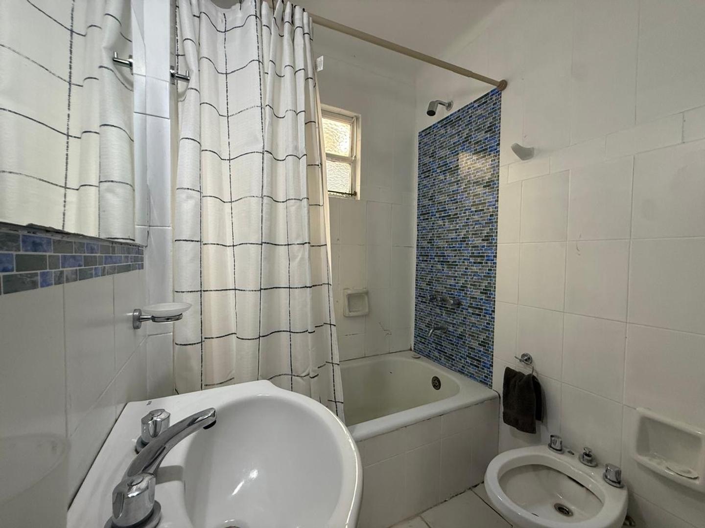 Foto de 3 Ambientes amplios, baño, cocina, rec. pintado m/luminoso, imagen 1