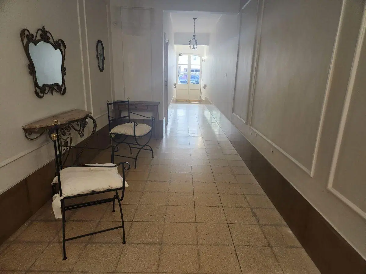 Venta Departamento 36m2 Hecho a nuevo edificio antiguo 2do. piso por escalera 4