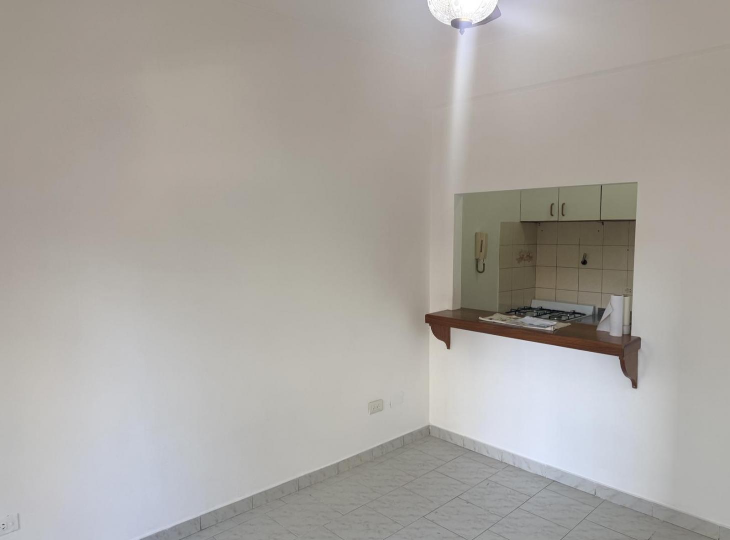 Foto de Monoambiente al frente luminoso, cocina separada y baño completo!, imagen 3