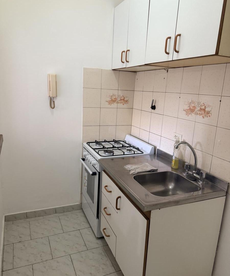 Foto de Monoambiente al frente luminoso, cocina separada y baño completo!, imagen 5