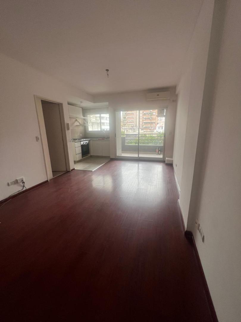 Foto de Espacioso Monoambiente Divisible con Patio y Balcón, imagen 2