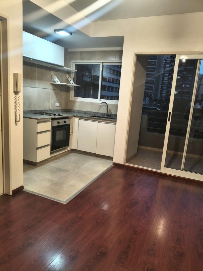 Foto de Espacioso Ambiente y medio con Patio y Balcón, imagen 4
