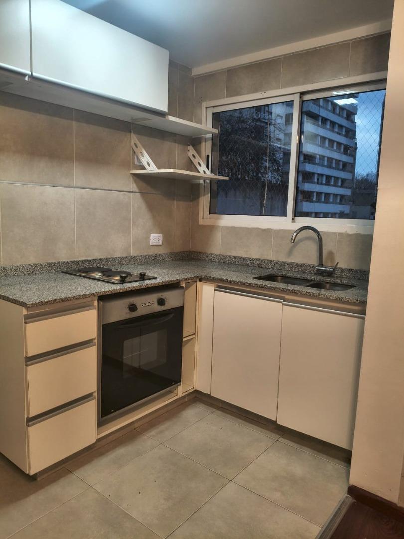 Foto de Espacioso Ambiente y medio con Patio y Balcón, imagen 3