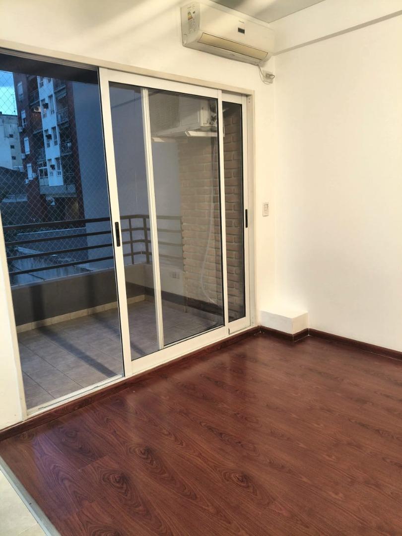 Foto de Espacioso Ambiente y medio con Patio y Balcón, imagen 1