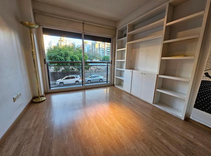 JEAN JAURÈS 1077 – 2 AMBIENTES CON PATIO Y COCHERA – VISTA A LA PLAZA