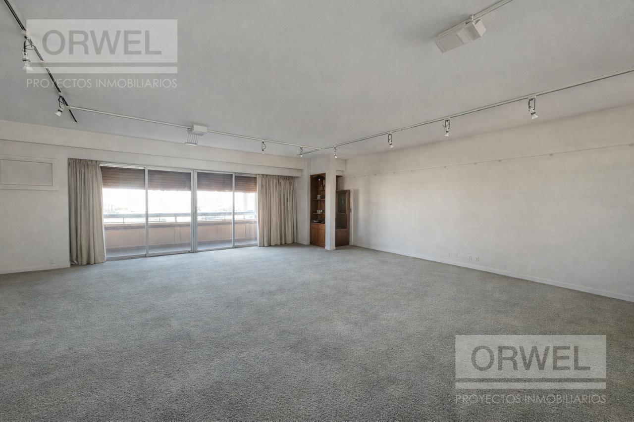 5 ambientes a reciclar en Belgrano! 3 dormitorios en suite y dependencia. 2 Cocheras y Amenities.