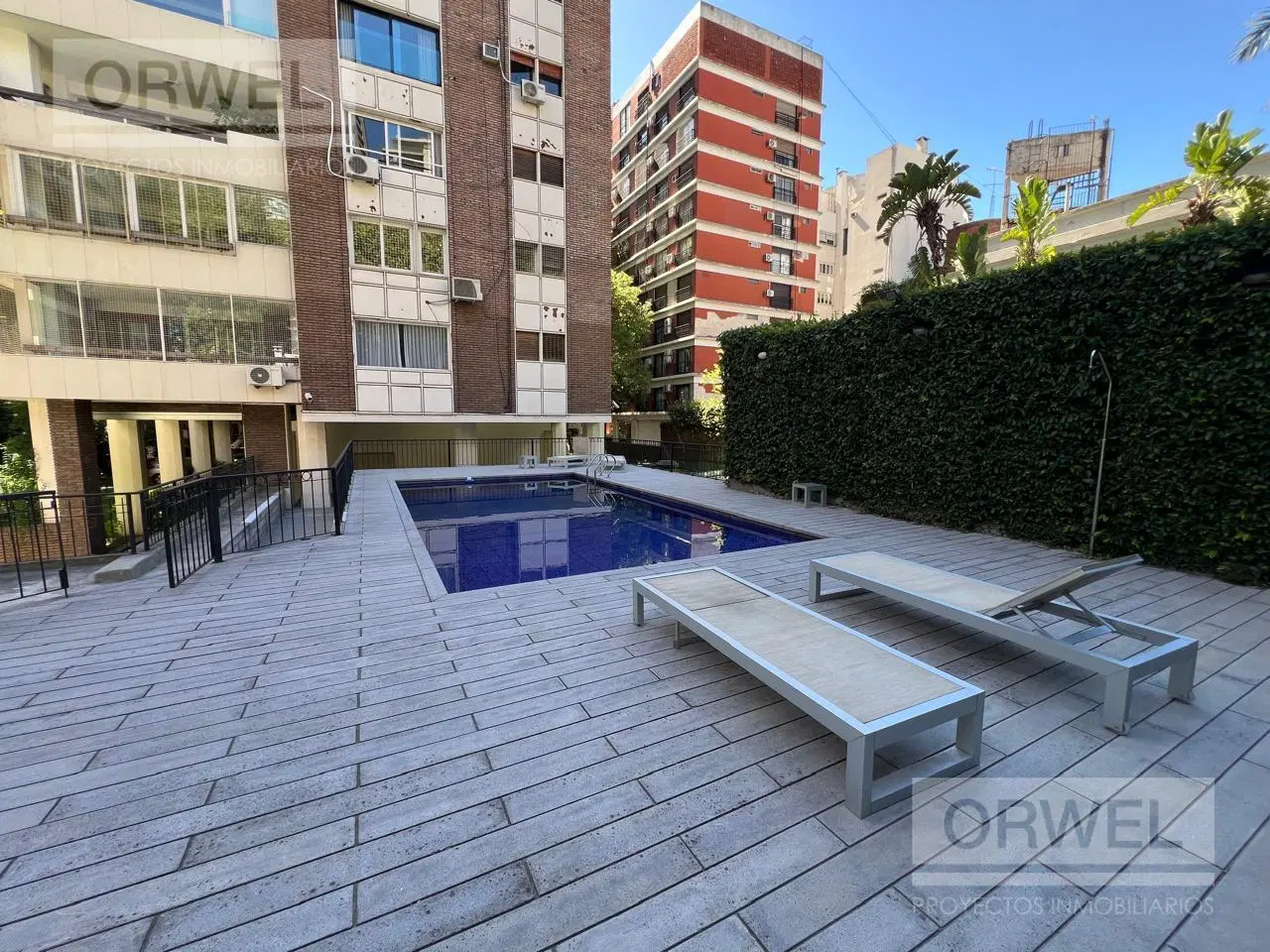 5 ambientes a reciclar en Belgrano! 3 dormitorios en suite y dependencia. 2 Cocheras y Amenities. 5
