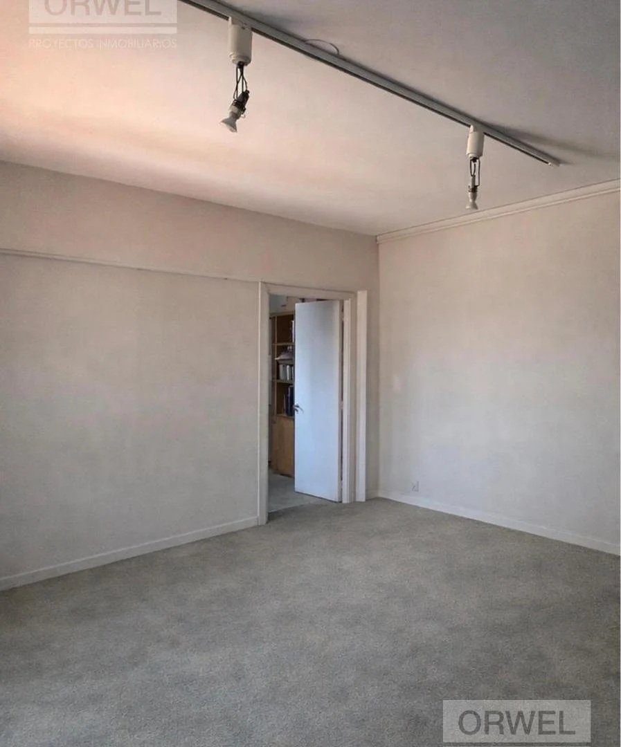 5 ambientes a reciclar en Belgrano! 3 dormitorios en suite y dependencia. 2 Cocheras y Amenities.