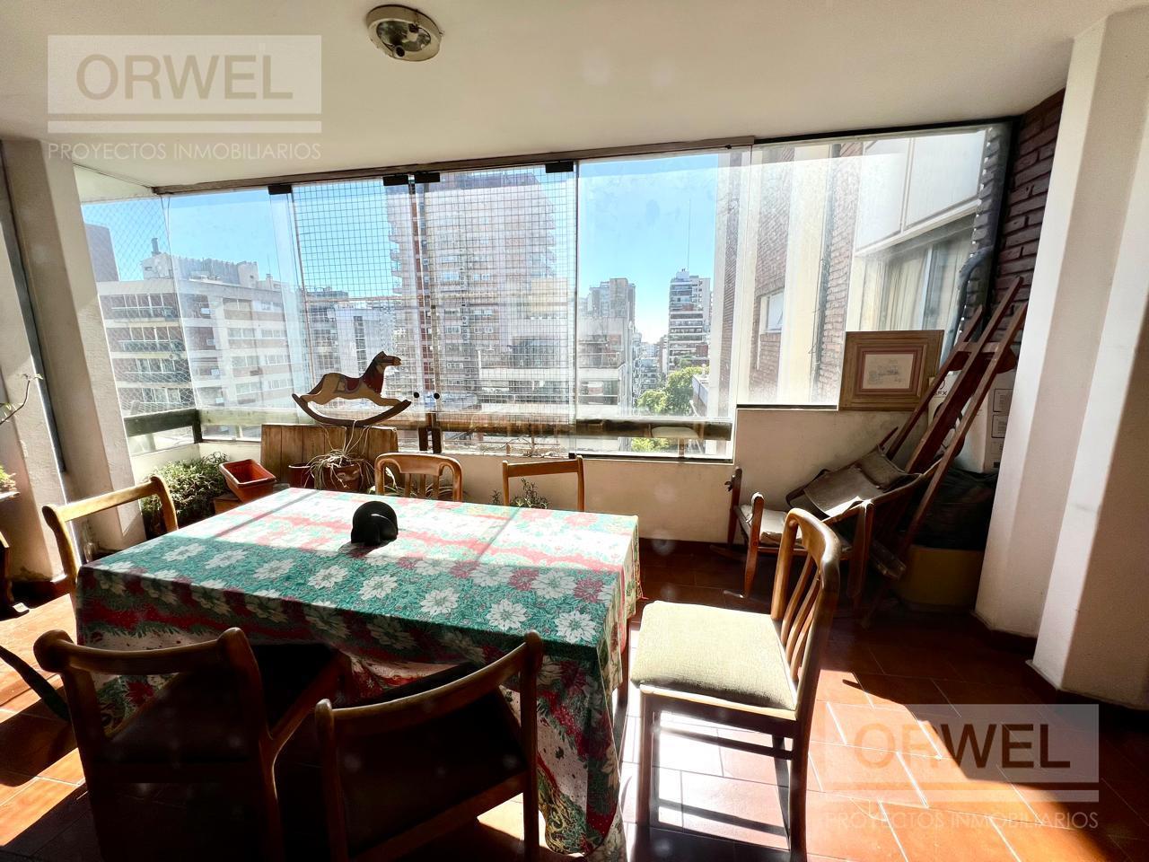 5 ambientes a reciclar en Belgrano! 3 dormitorios en suite y dependencia. 2 Cocheras y Amenities.
