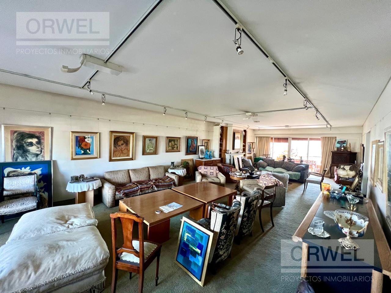 5 ambientes a reciclar en Belgrano! 3 dormitorios en suite y dependencia. 2 Cocheras y Amenities.