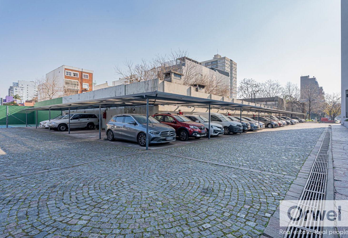 Departamento en Venta con Jardin! 3 dormitorios y dependencia.