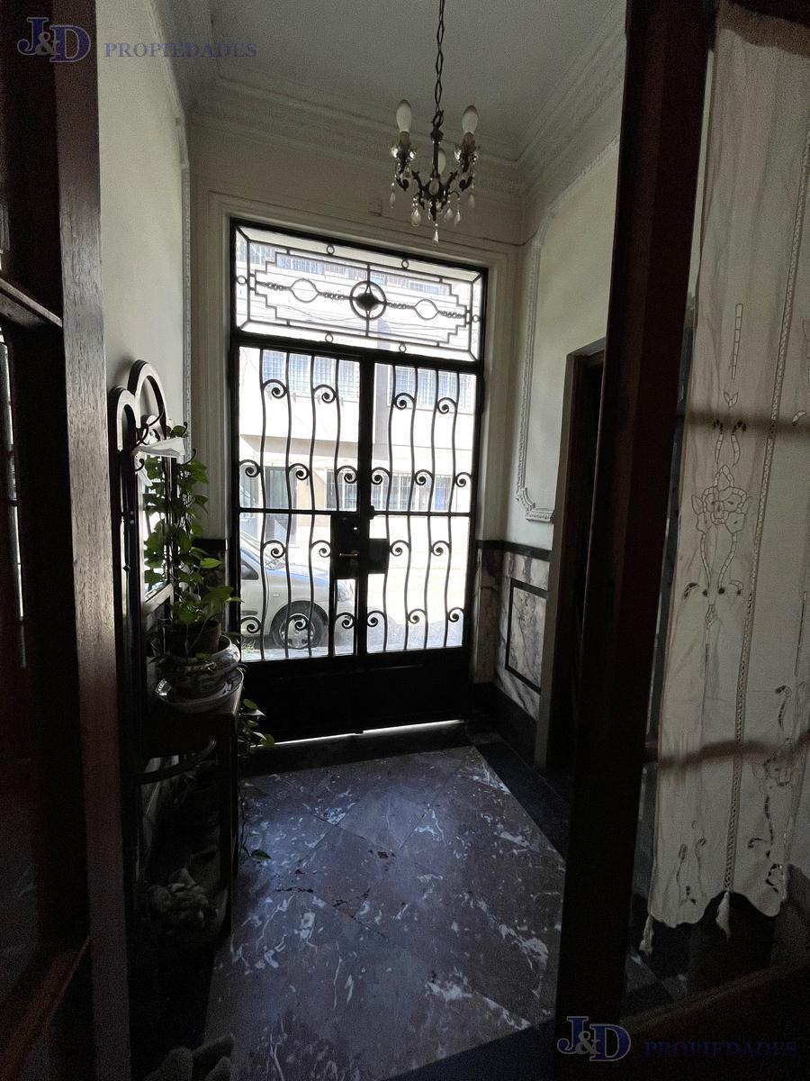 Casa con Cochera, Gran Terraza y Sotano en Zona Exclusiva de Belgrano R 3