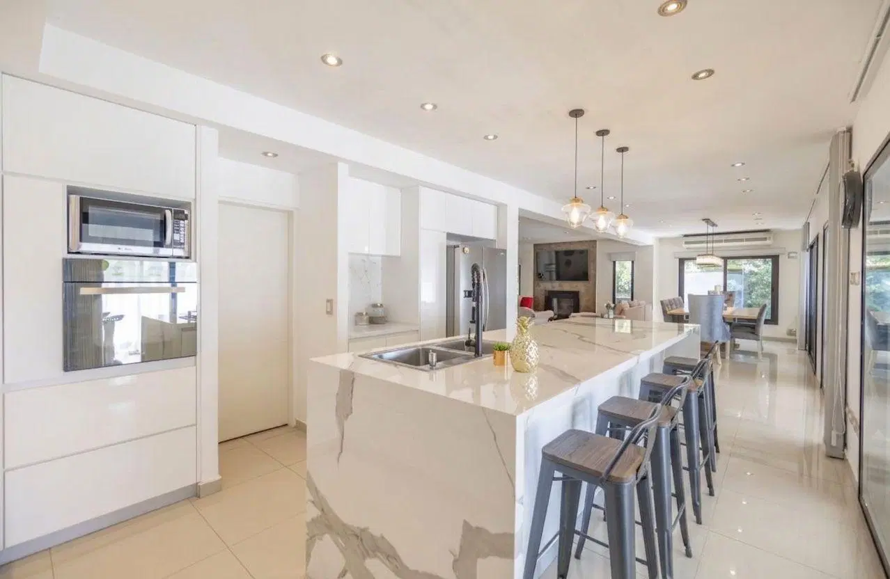 VENTA  5 AMBIENTES CON PISCINA - FONDO AL GOLF - Exclusiva residencia de categor 2