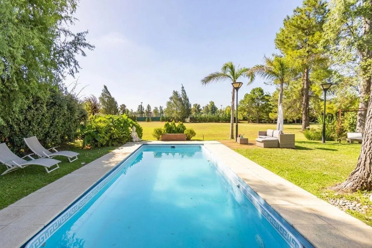 VENTA  5 AMBIENTES CON PISCINA - FONDO AL GOLF - Exclusiva residencia de categor 5