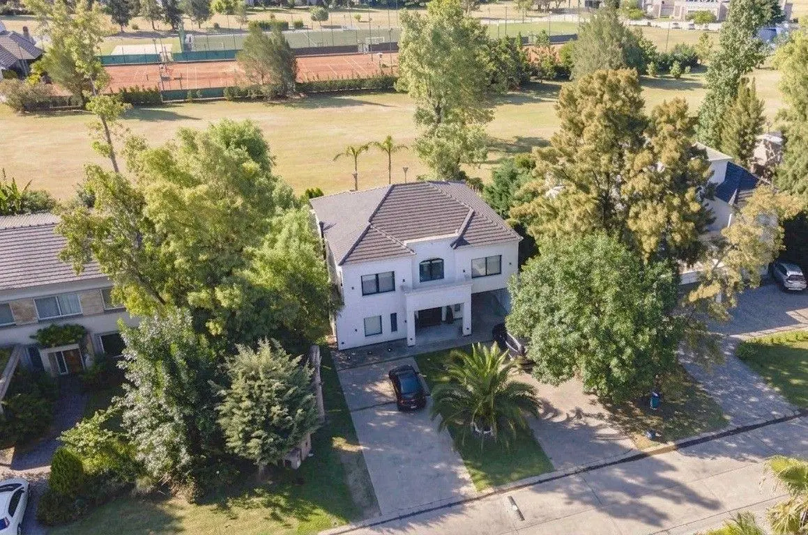 VENTA  5 AMBIENTES CON PISCINA - FONDO AL GOLF - Exclusiva residencia de categor 4