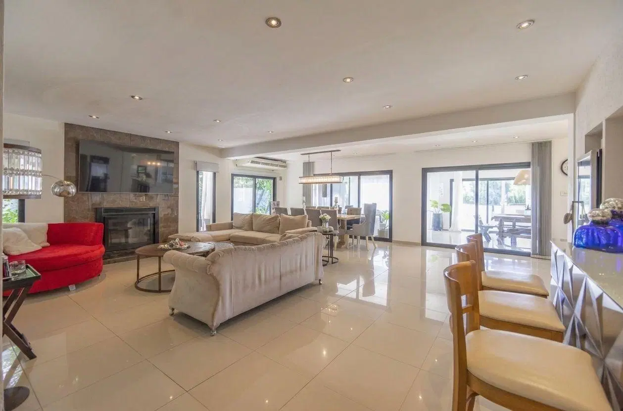 VENTA  5 AMBIENTES CON PISCINA - FONDO AL GOLF - Exclusiva residencia de categor 3