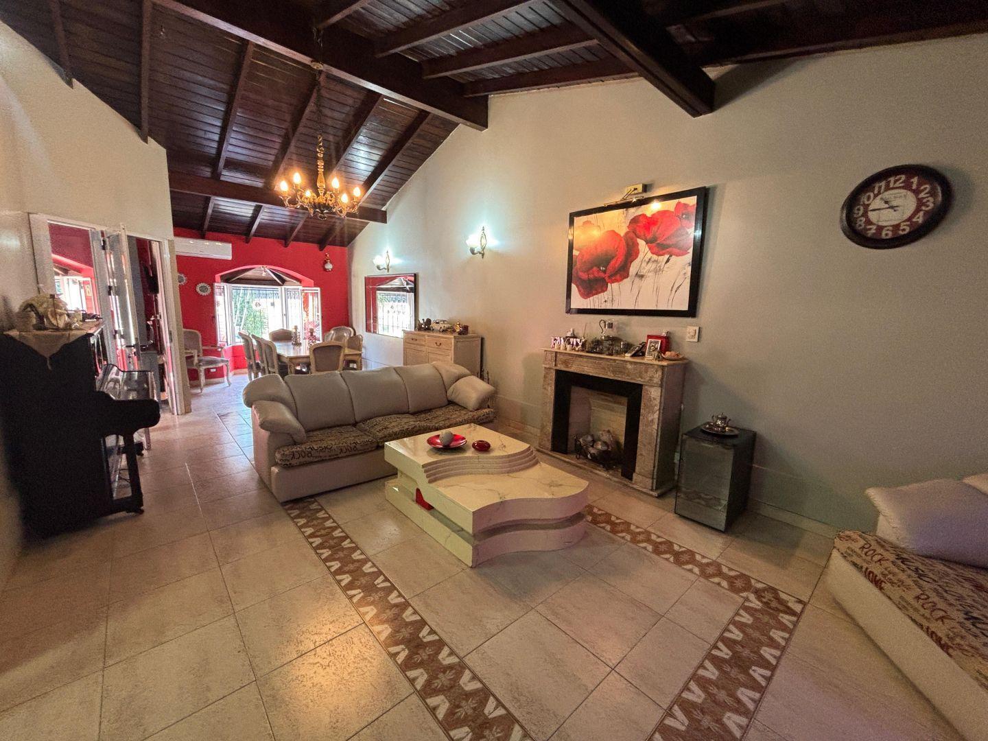 Foto de VENTA Excelente propiedad 5 ambientes en zona residencial piscina, imagen 4