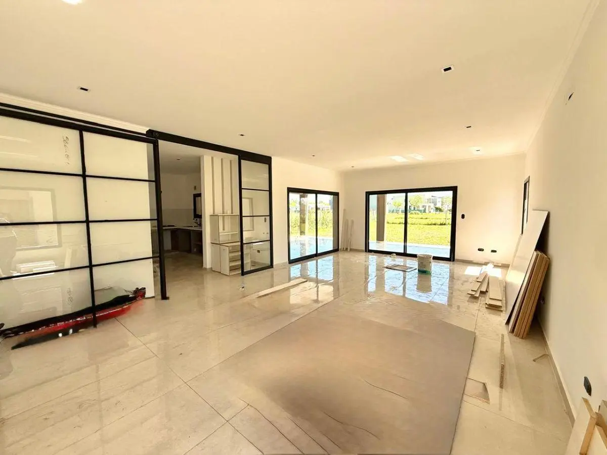 CASA A ESTRENAR SOBRE LOTE CENTRAL CON 4 DORMITORIOS 4