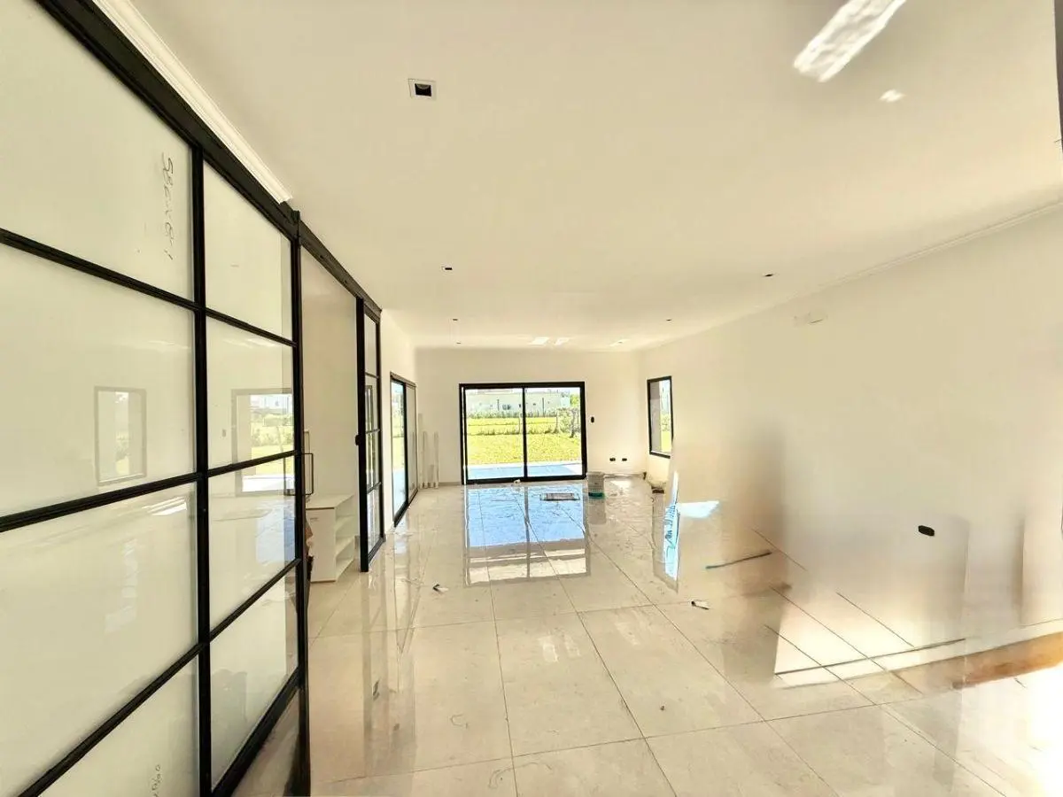 CASA A ESTRENAR SOBRE LOTE CENTRAL CON 4 DORMITORIOS 5