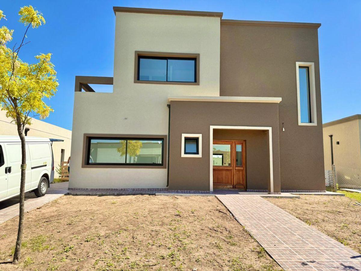 CASA A ESTRENAR SOBRE LOTE CENTRAL CON 4 DORMITORIOS