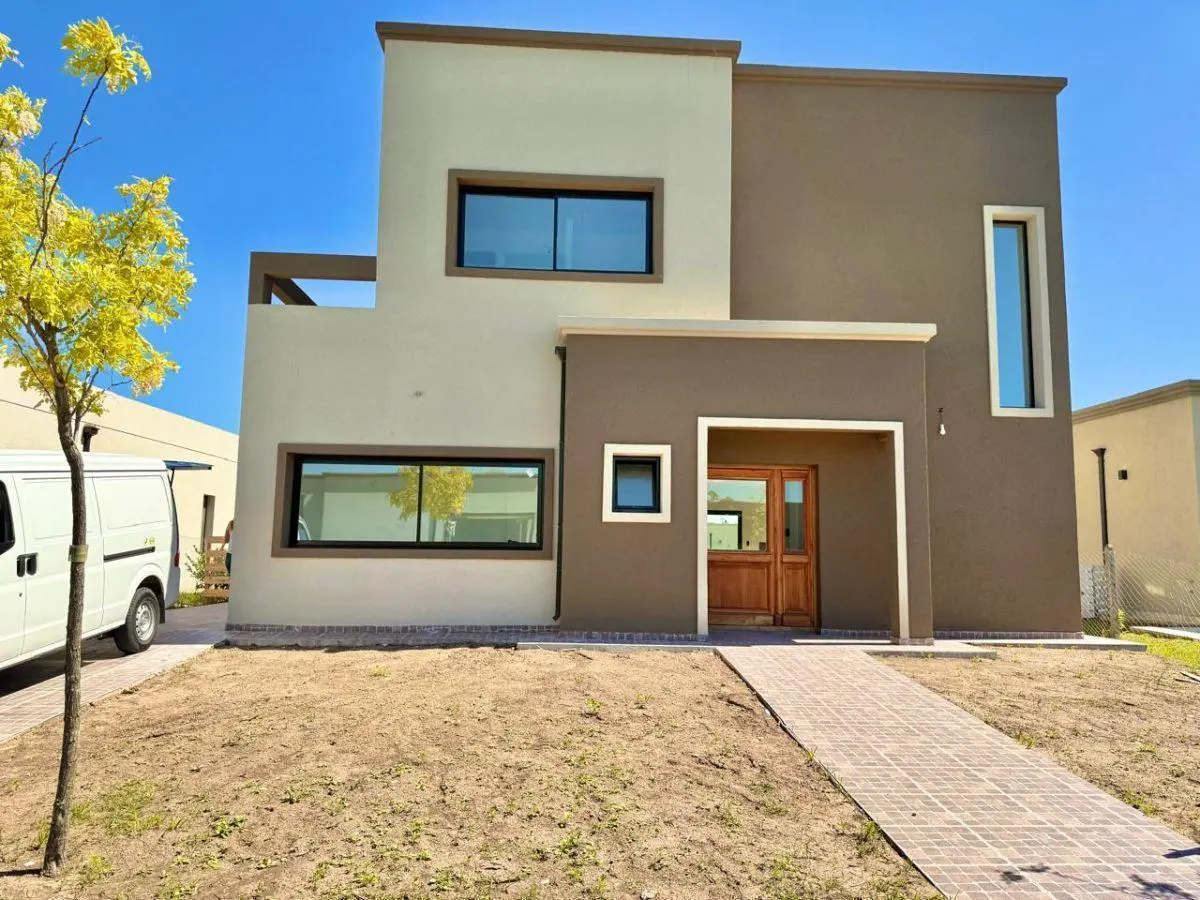 CASA A ESTRENAR SOBRE LOTE CENTRAL CON 4 DORMITORIOS 1