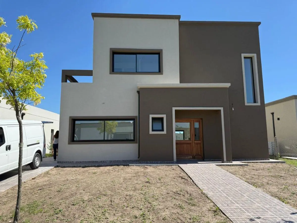CASA A ESTRENAR SOBRE LOTE CENTRAL CON 4 DORMITORIOS 2