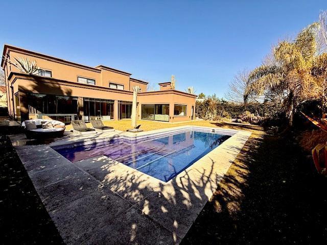 Excelente casa a la venta en Saint Matthew´s en lote central de 976m2