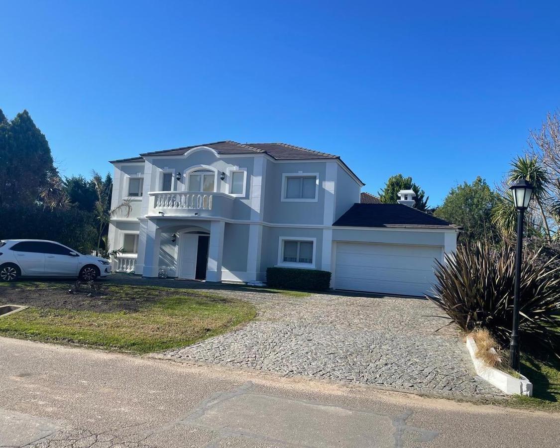 Casa impecable en Abril Club de Campo