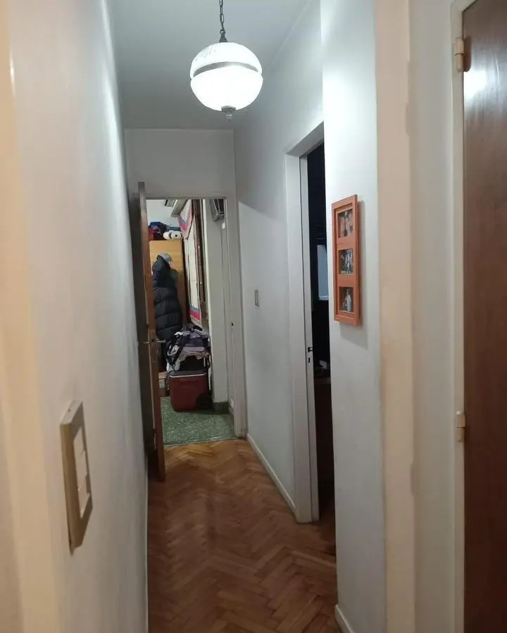 Excelente semipiso sobre Av. Rivadavia de 4 ambientes con dependencia 5