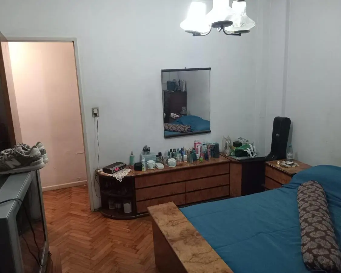 Excelente semipiso sobre Av. Rivadavia de 4 ambientes con dependencia 4