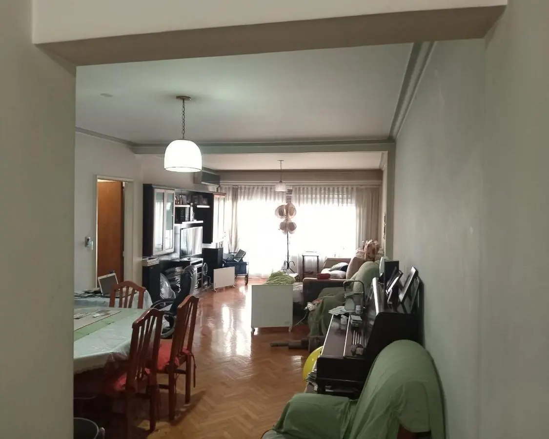 Excelente semipiso sobre Av. Rivadavia de 4 ambientes con dependencia 2