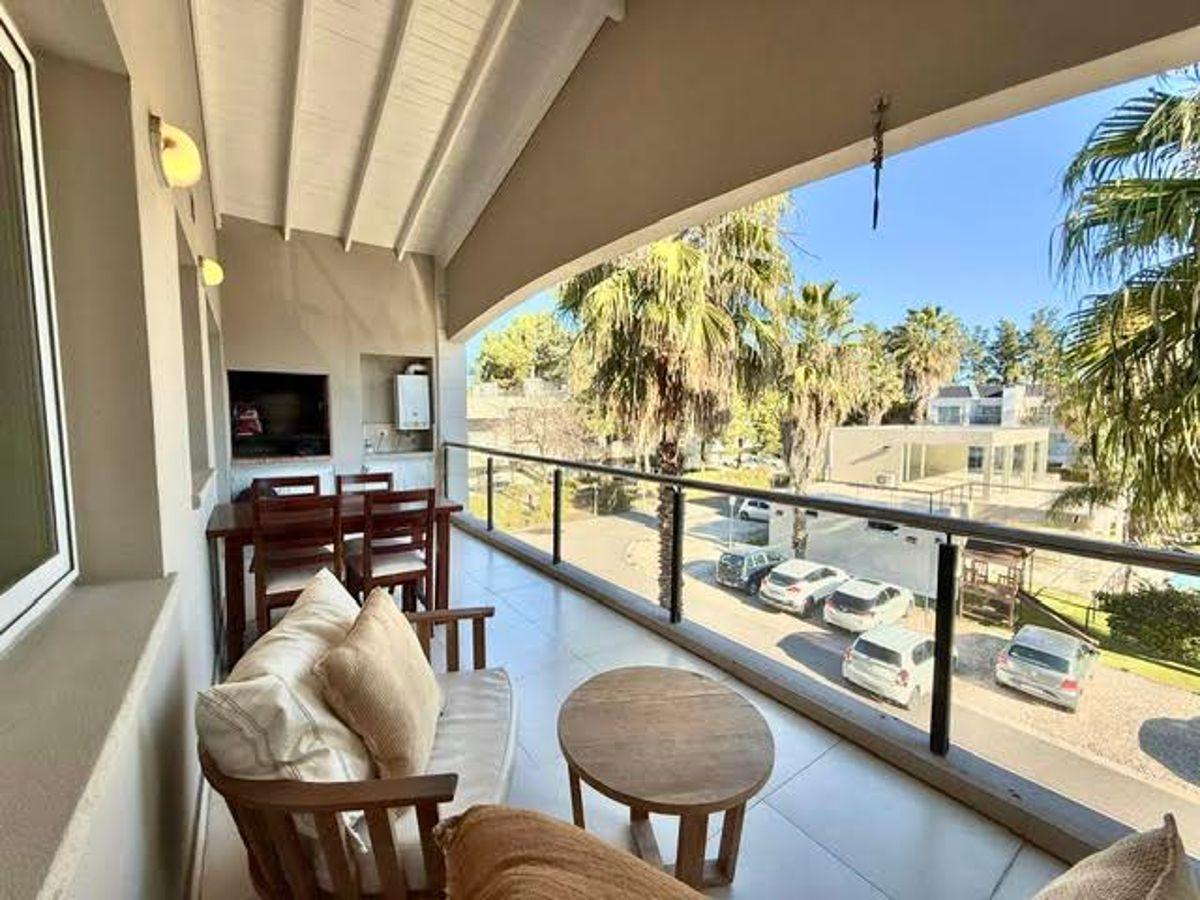 Departamento en alquiler en Boulevard del Sol de 2 ambientes excelente galería ,con cochera