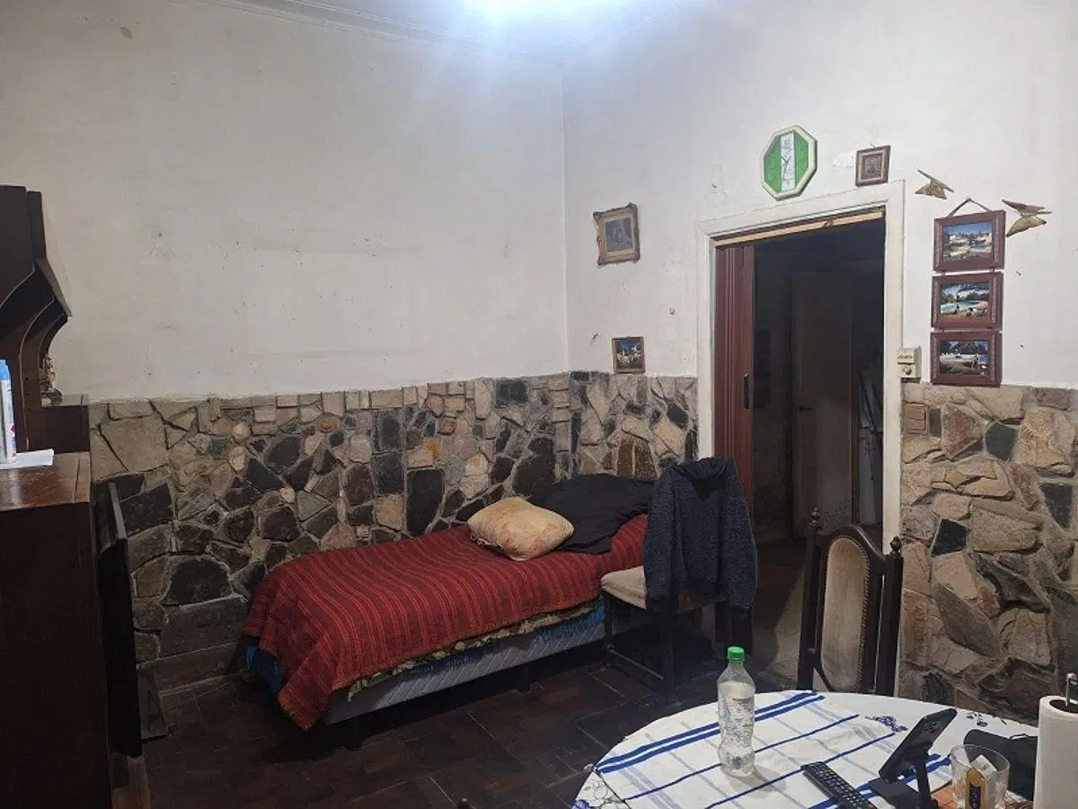 Amplio local con vivienda en Martínez 4