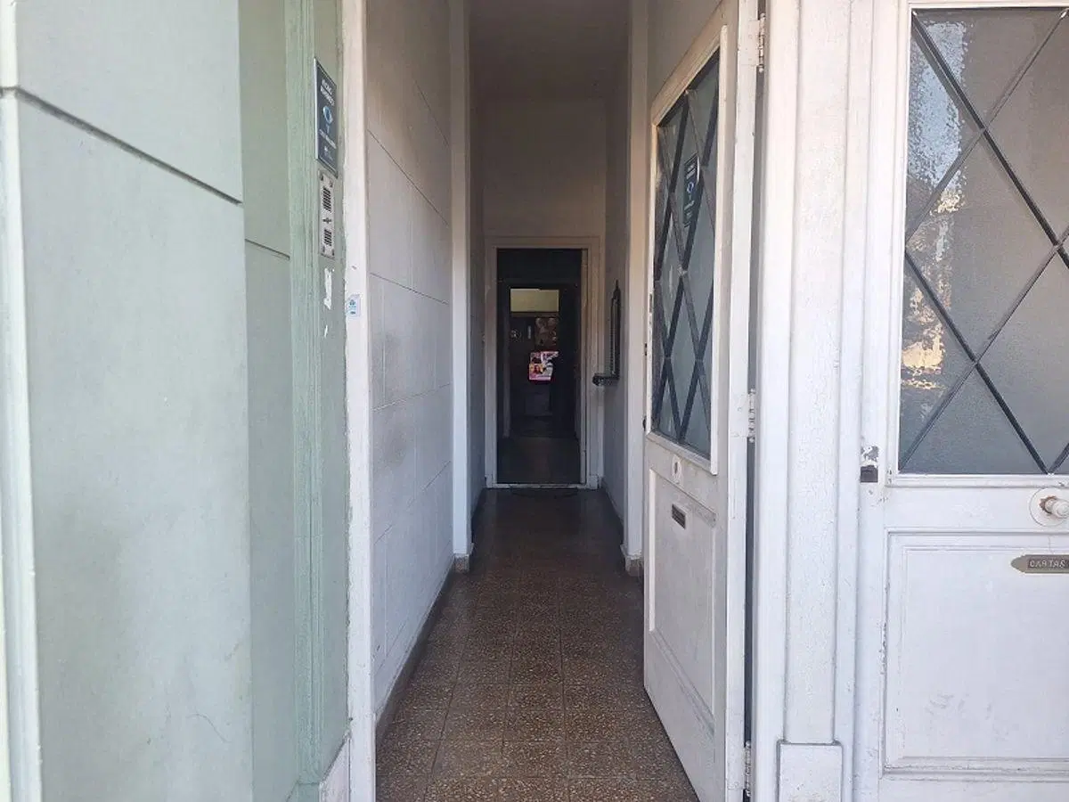 Amplio local con vivienda en Martínez 2