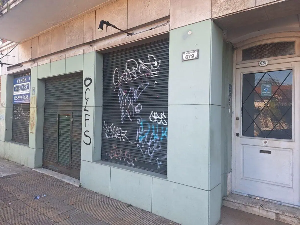 Amplio local con vivienda en Martínez 3