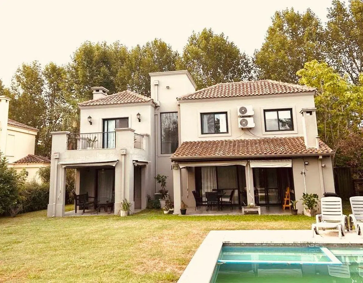 Casa de 275 m² con 4 dormitorios en alquiler en Ayres de Pilar 5