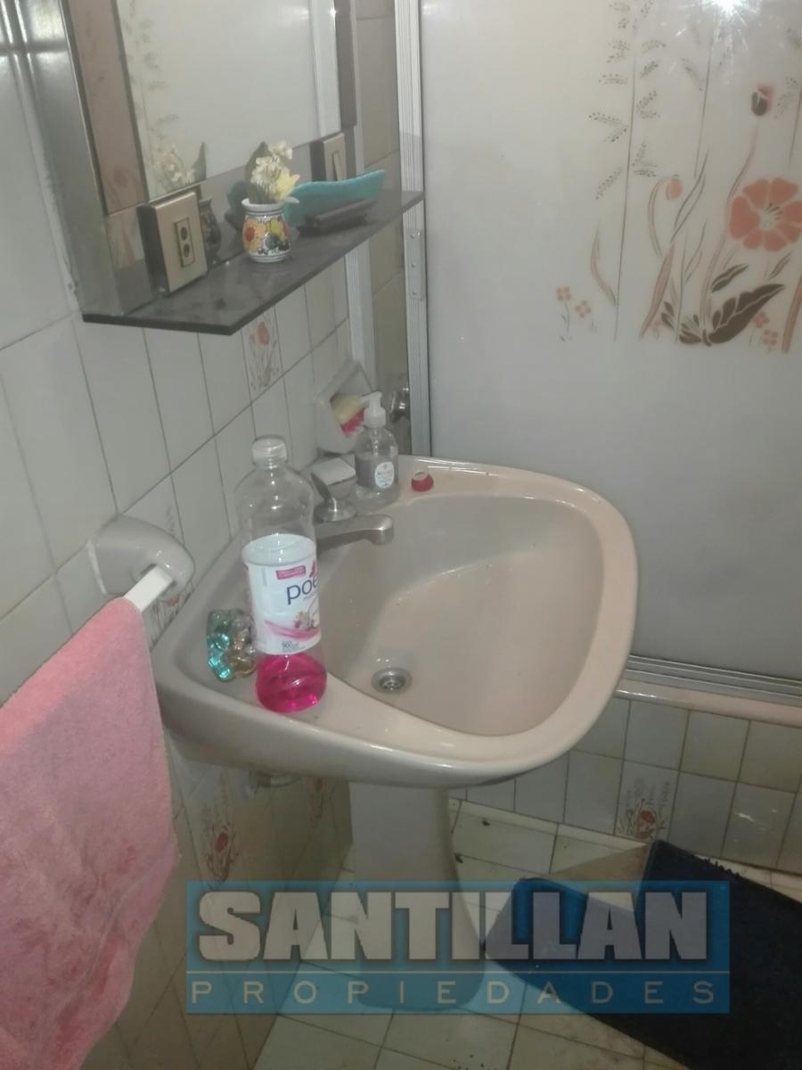 AMPLIA CASA DE 3 AMBIENTES EN SAN JUSTO, CON PARQUE Y COCHERA