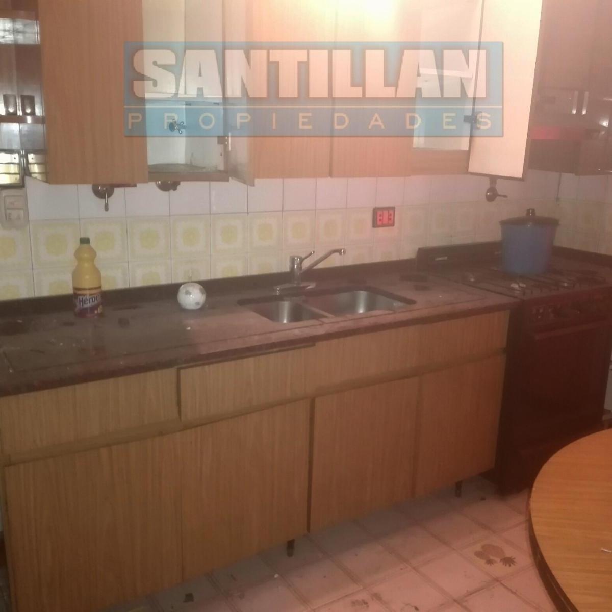AMPLIA CASA DE 3 AMBIENTES EN SAN JUSTO, CON PARQUE Y COCHERA