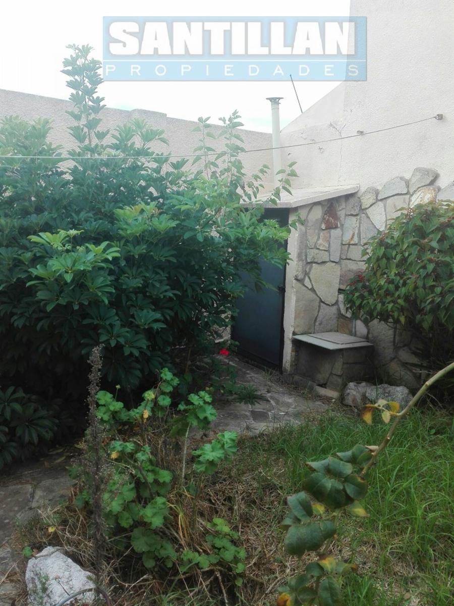 AMPLIA CASA DE 3 AMBIENTES EN SAN JUSTO, CON PARQUE Y COCHERA