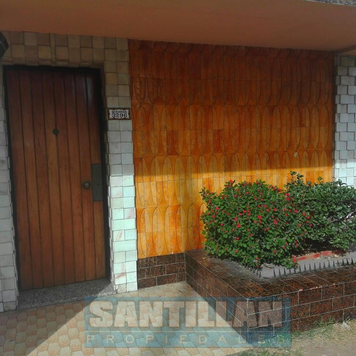 AMPLIA CASA DE 3 AMBIENTES EN SAN JUSTO, CON PARQUE Y COCHERA