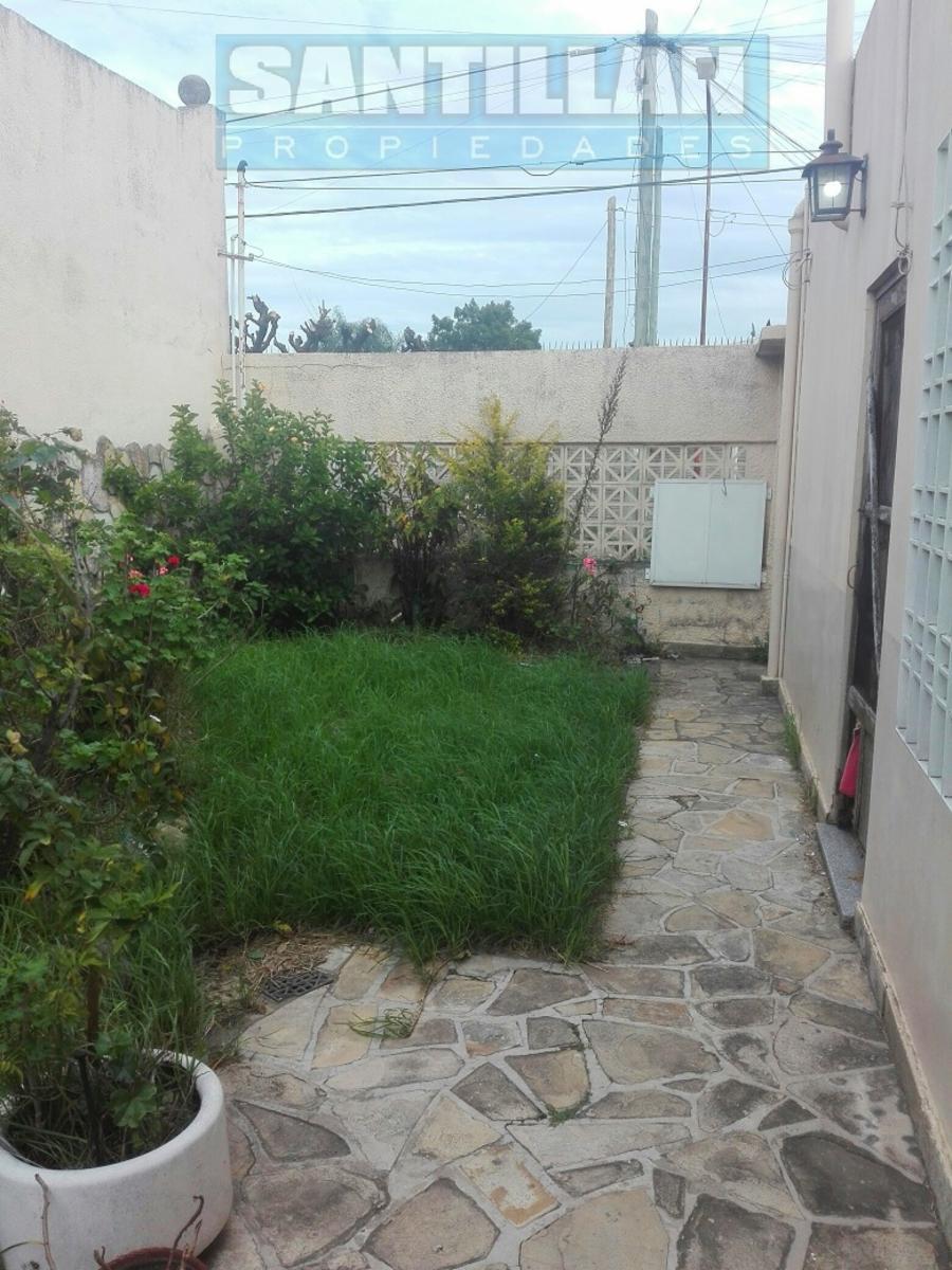 AMPLIA CASA DE 3 AMBIENTES EN SAN JUSTO, CON PARQUE Y COCHERA