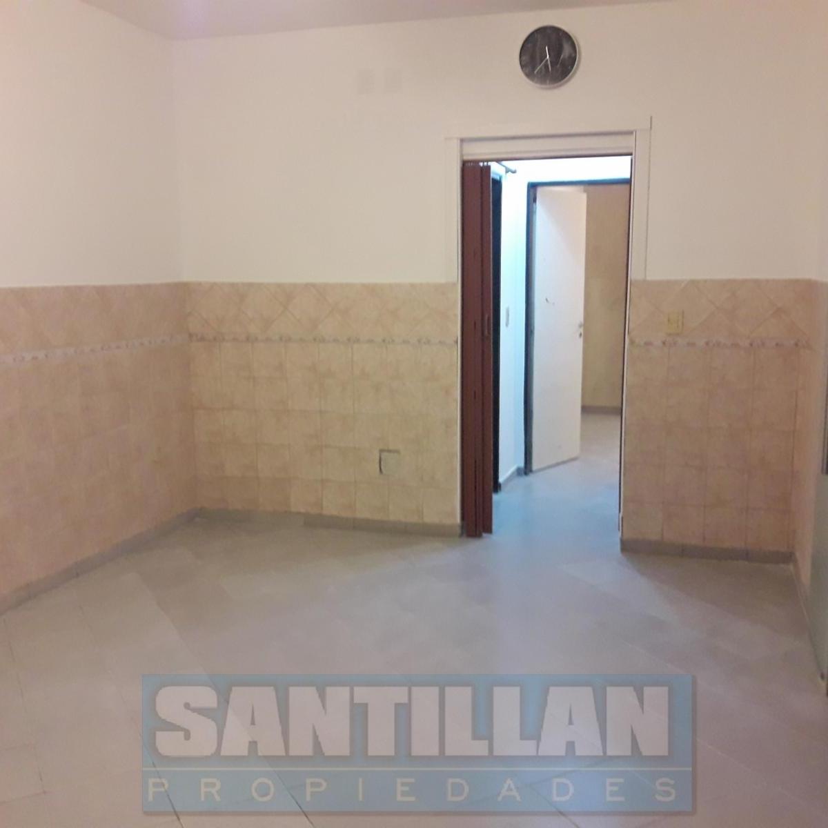 AMPLIO PH 3 AMBIENTES CON PATIO. EXCELENTE ESTADO. SAN JUSTO.