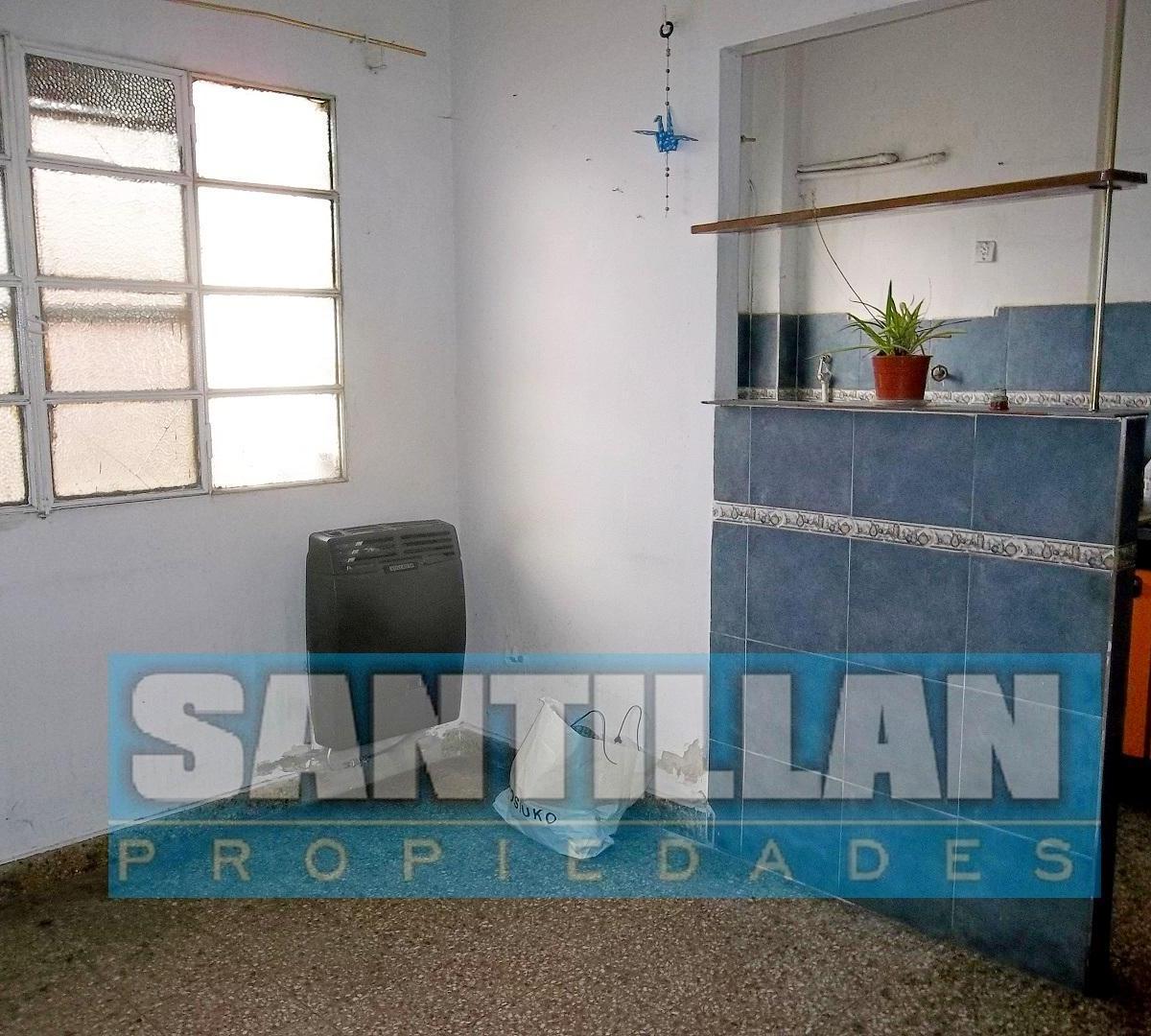 Casa 4 ambientes con garage cubierto y patio. San Justo.