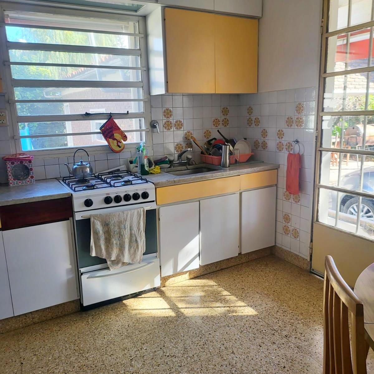 EXCELENTE PROPIEDAD SOBRE DOS LOTES EN LA MEJOR ZONA RESIDENCIAL DE RAMOS MEJÍA.