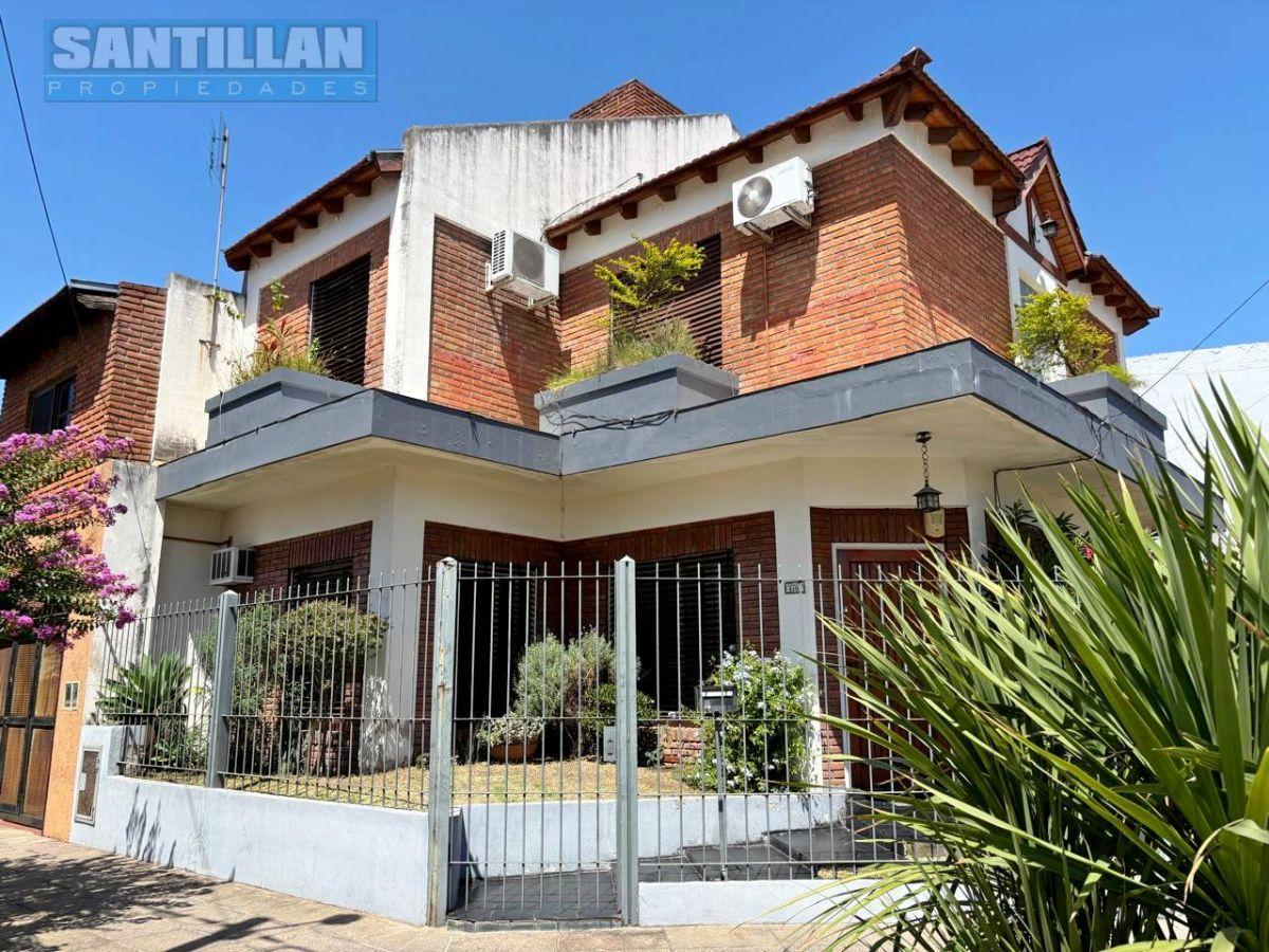 ESPECTACULAR CASA DE 5 AMBIENTES CON COCHERA - SAN JUSTO