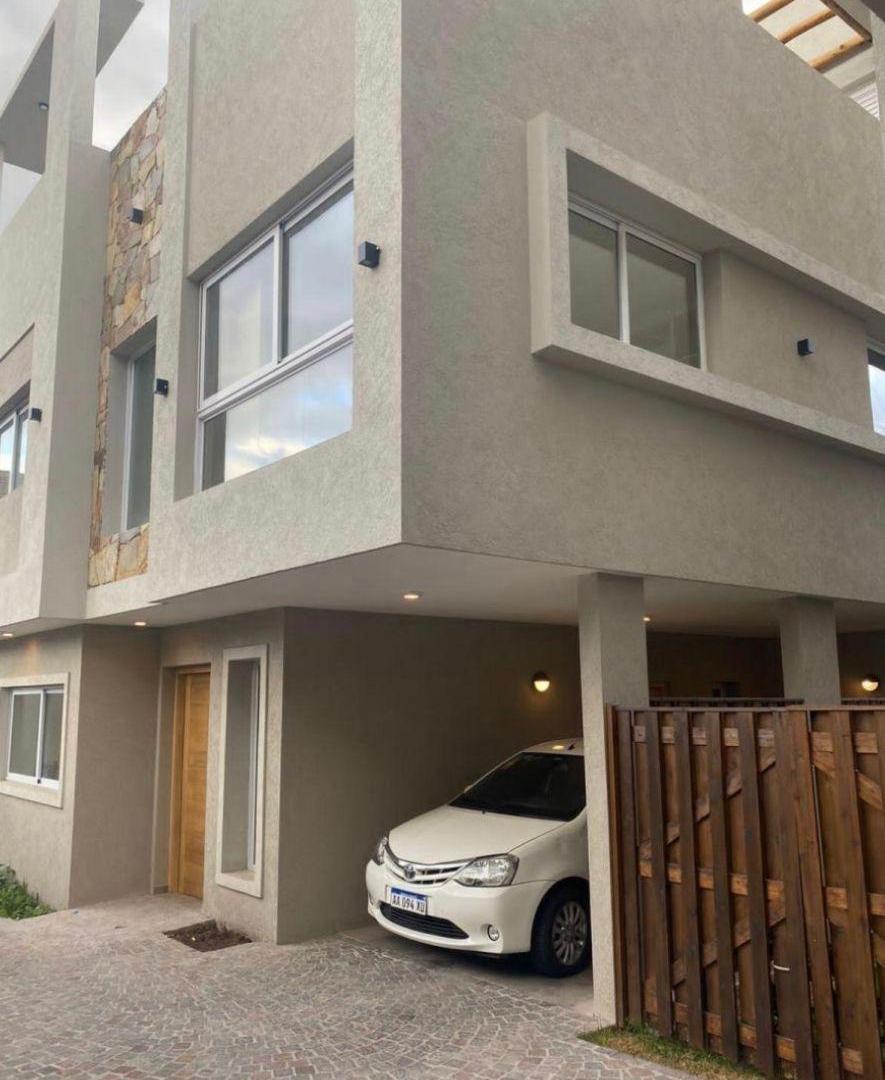 Alquilo Triplex de 3 dormitorios,cochera, parrilla y piscina propia! Inmejorable zona de Adrogue.