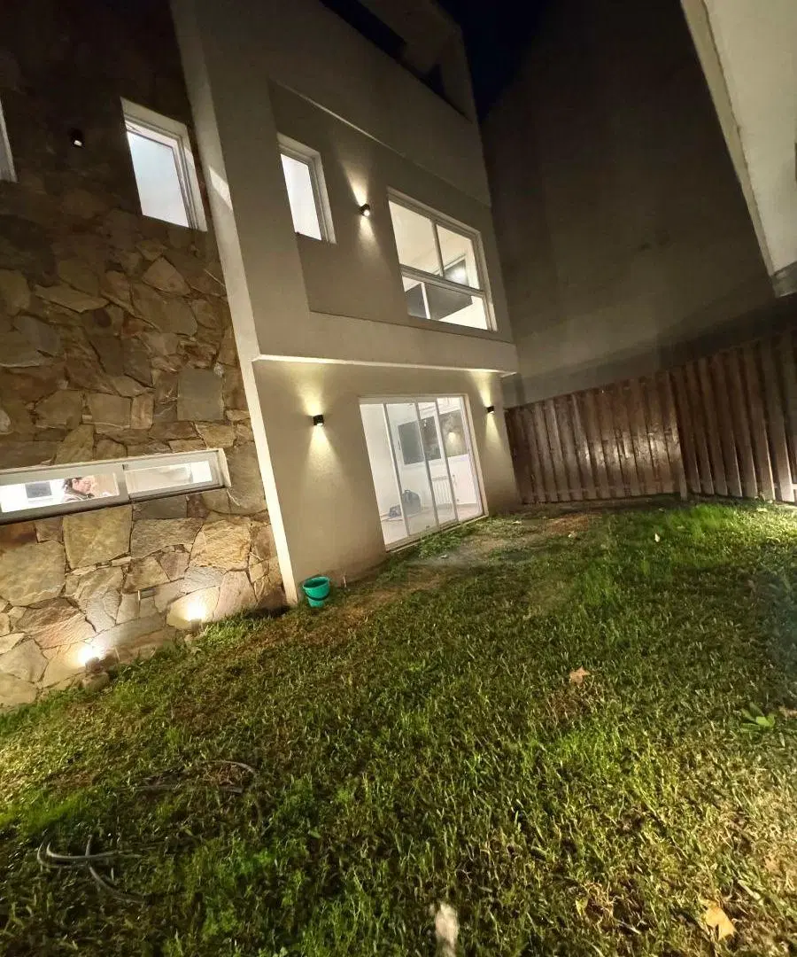 Alquilo Triplex de categoría con tres dormitorios, parrilla y piscina propia 8