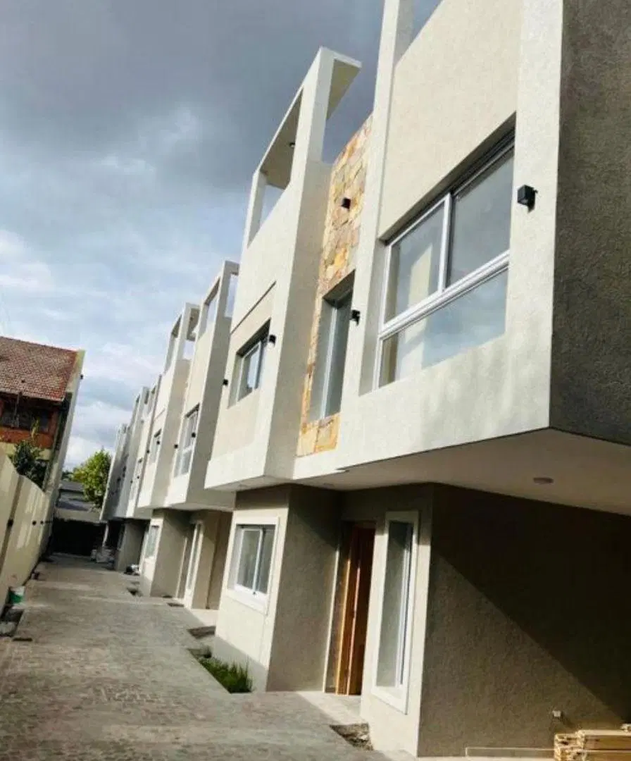 Alquilo Triplex de categoría con tres dormitorios, parrilla y piscina propia 1