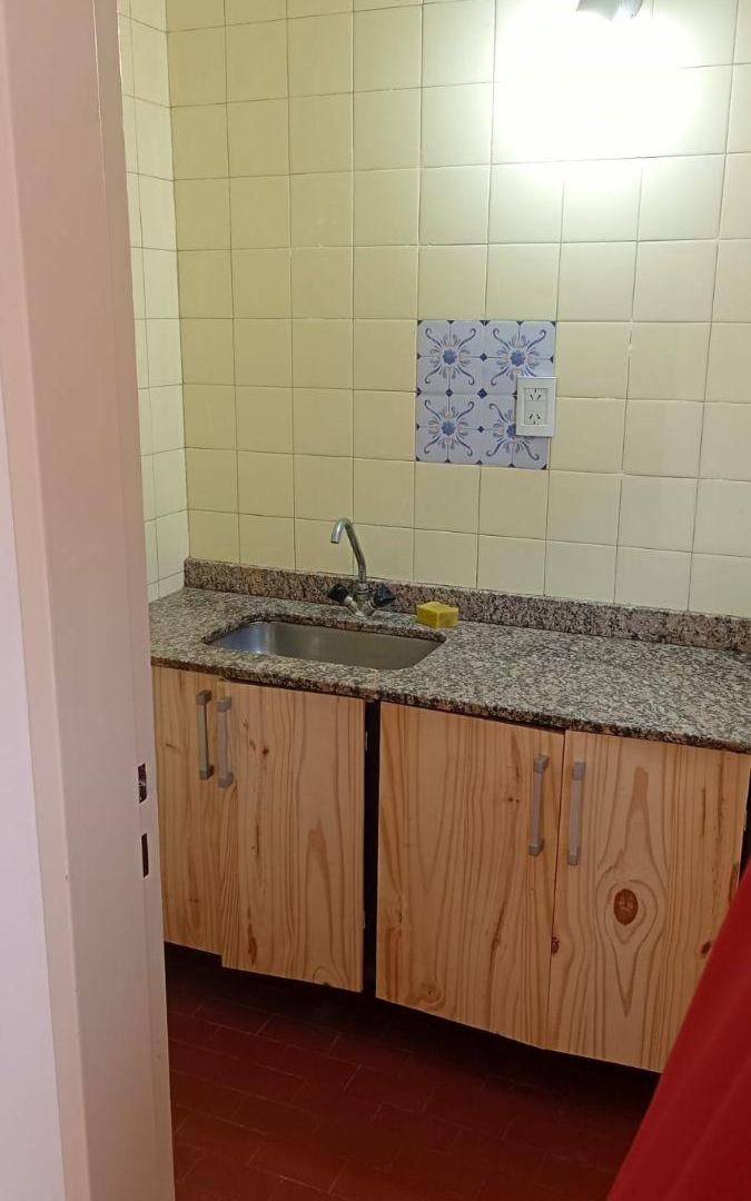 Foto de Excelente ambiente único, con balcón. Baño y cocina completos., imagen 2