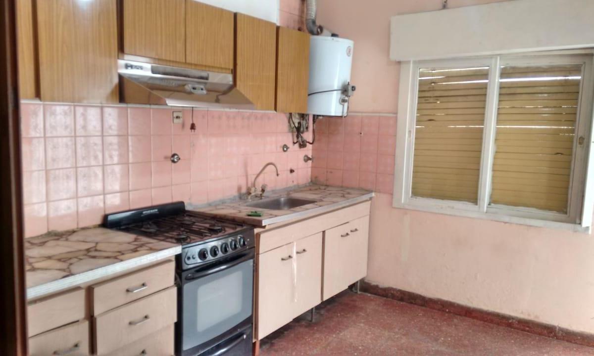 CASA de 3 AMBIENTES con FONDO LIBRE en LANÚS